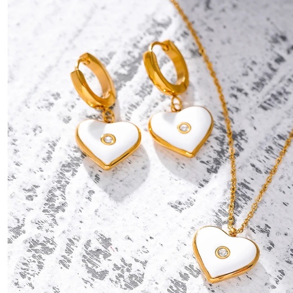 ◾️18K Gold Plated White Enamel Heart Pendant Necklace - Picture 4 of 10